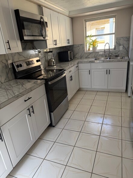 Building Photo - 2603 Almond Dr