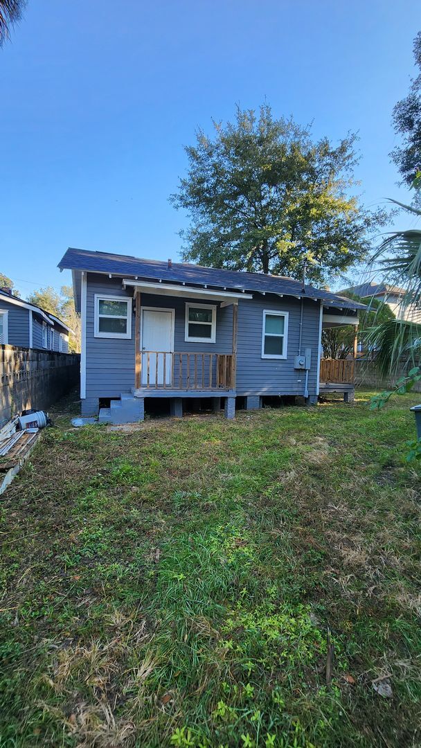 Building Photo - Cozy Home