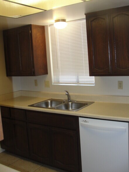 Building Photo - 121 E 14th Pl