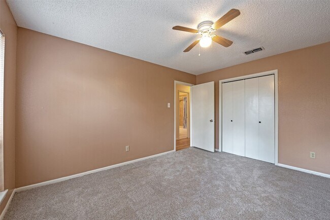 Building Photo - 807 Seacliff Dr