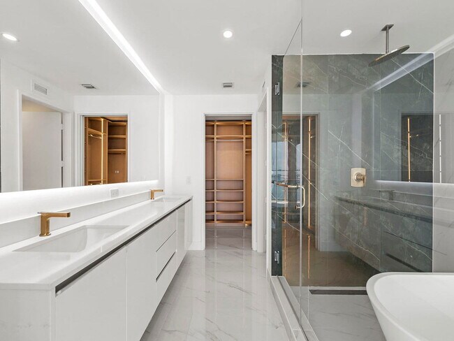 Building Photo - 700 NE 24th St