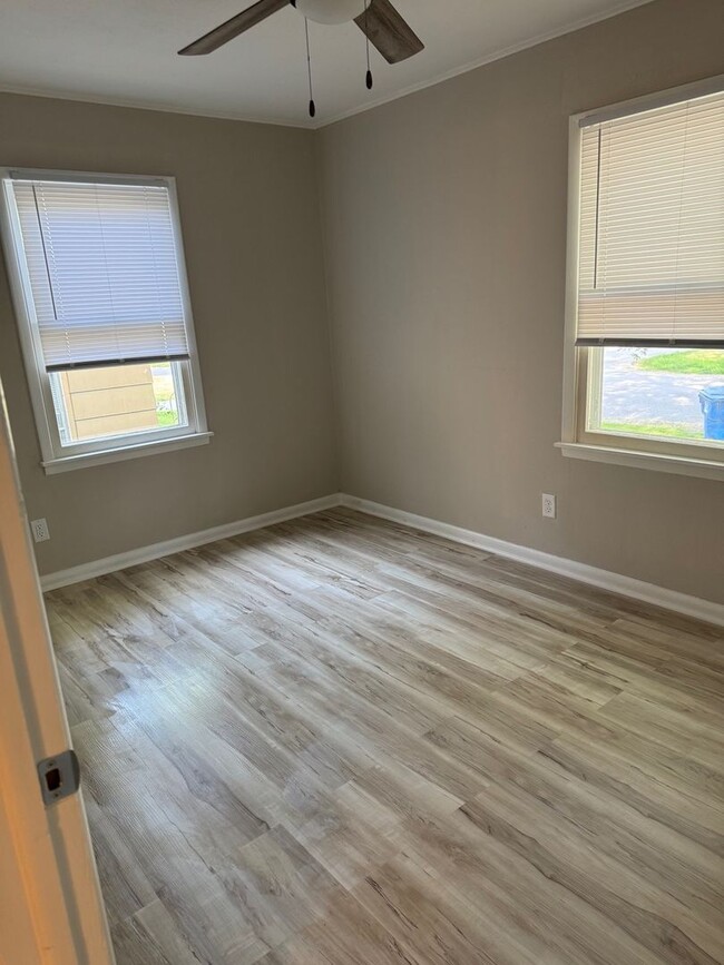 Building Photo - 2 Bedroom 1 Bathroom in Moline! 1/2 off 1s...