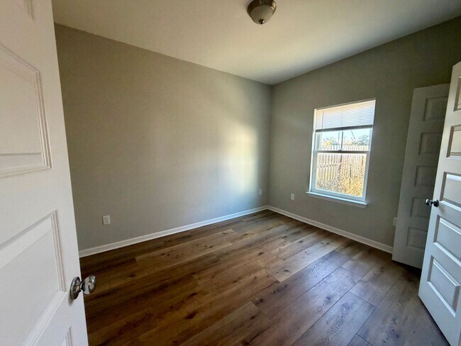 Building Photo - *** MOVE IN SPECIAL *** 3 BED 2 BATH