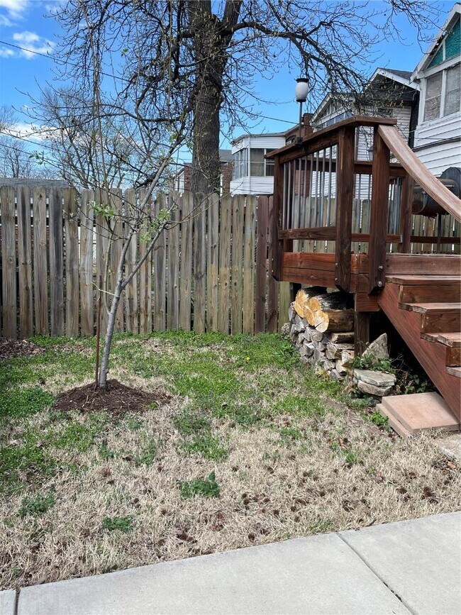 Building Photo - 5746 De Giverville Ave