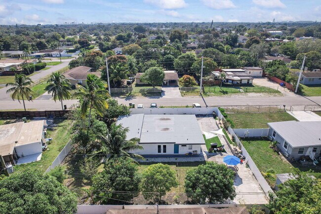 Building Photo - 2629 SW 6th Ct