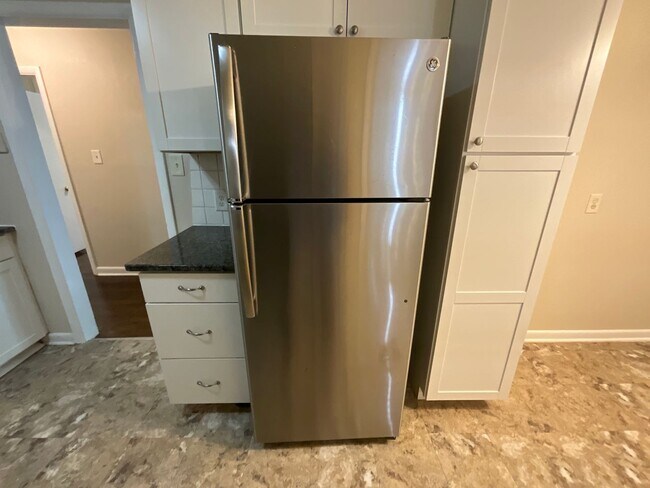 Building Photo - Reduced to $1550/mo! N Central Greensboro ...