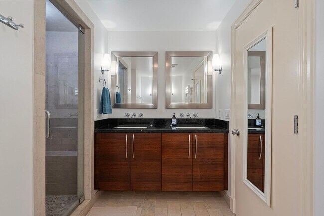 Building Photo - Large Updated SoMa Apartment!