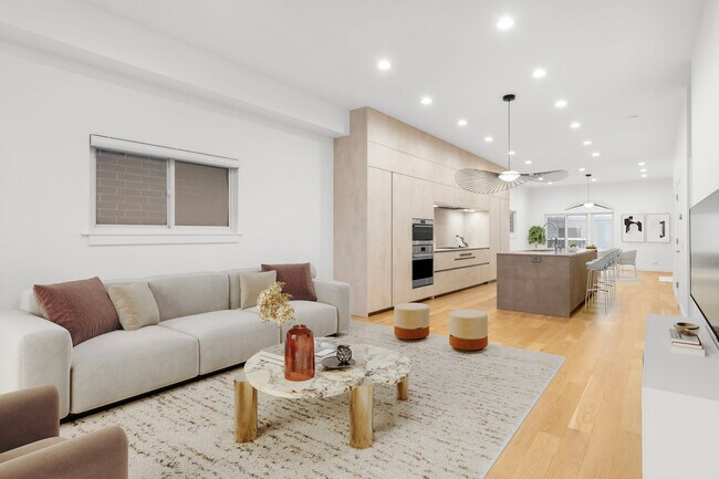 Building Photo - 1618 W Pierce Ave