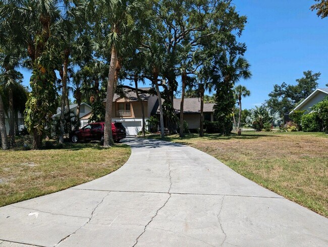 Building Photo - McGregor Woods  Community with Natural Surrounding Charm. Close to Sanibel.