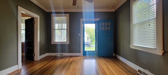 Building Photo - Charming 2 bedroom bungalow in Lakeside/Staples Mill area.