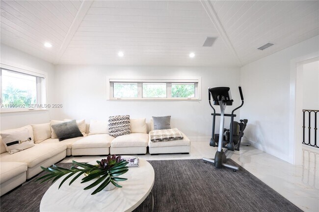 Building Photo - 7125 Los Pinos Blvd