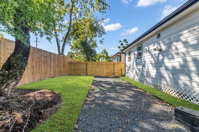 Building Photo - 3440 Bremond St