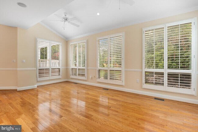 Building Photo - 5905 Lone Oak Dr