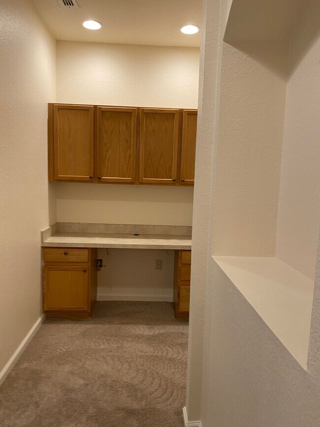 Building Photo - BEAUTIFUL 3 BEDFROOM, ,2.5 BATHROOMS TOWNH...