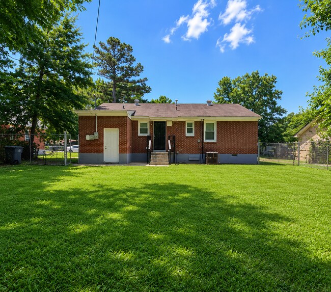Building Photo - 2136 Pamela Dr