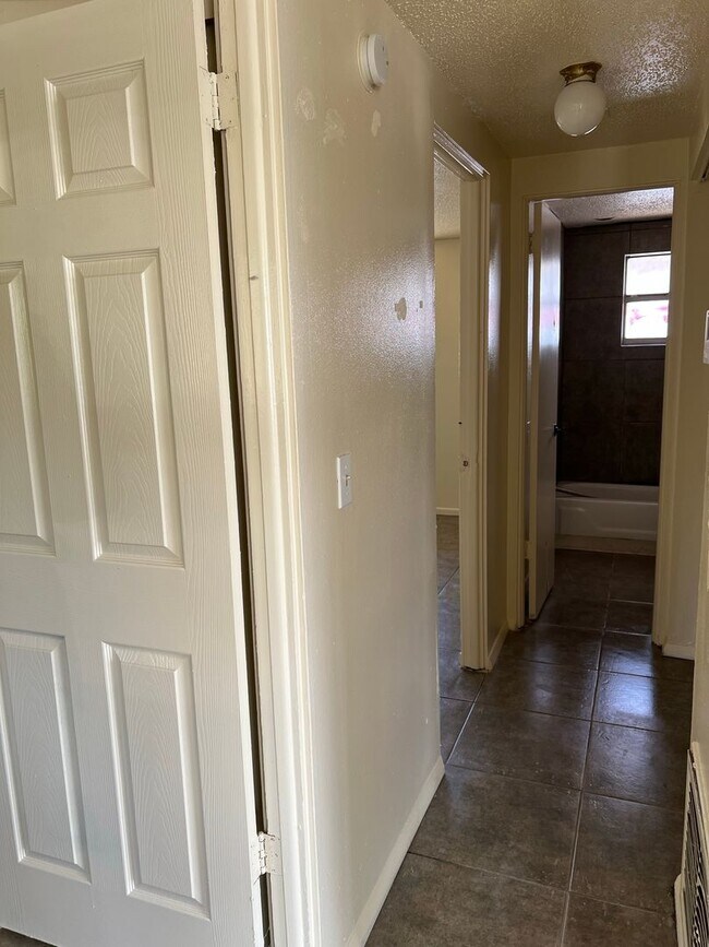 Building Photo - 2 bedroom 1 bath