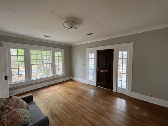 Building Photo - Beautifully rehabbed 4 Bedroom 2 Bath olde...