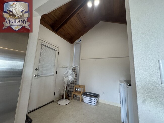 Building Photo - Amazing Furnished 4 bedroom home