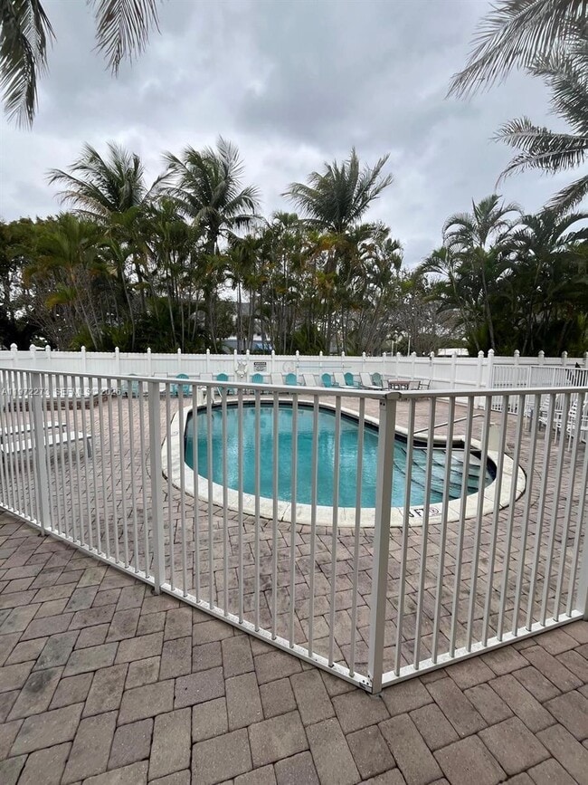 Building Photo - 1856 NE 46th St