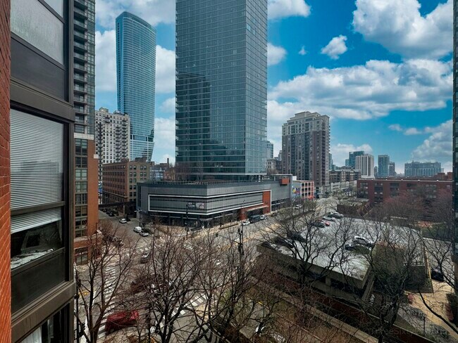 Building Photo - 899 S Plymouth Ct