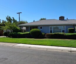 Building Photo - COMING SOON!!! 3 BEDROOM 2 BATH IN HOLLYWO...