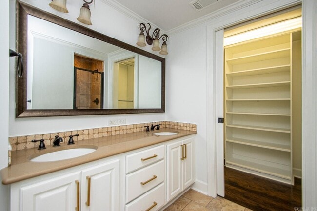 Building Photo - 601 Chenal Woods Dr