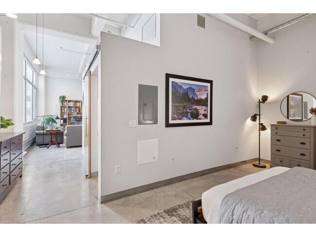 Building Photo - 700 N Washington Ave