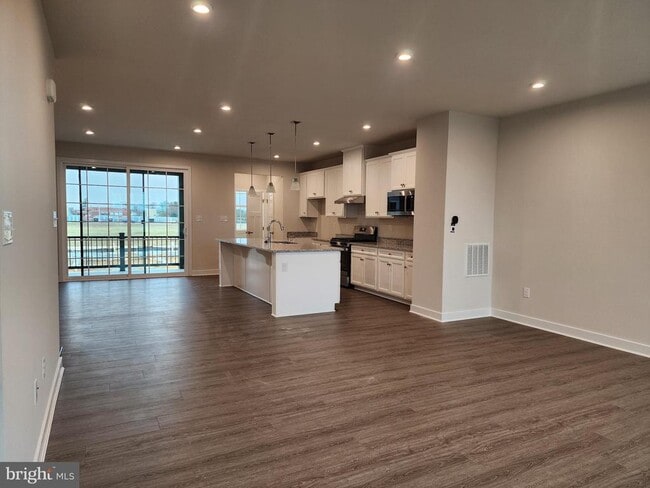 Building Photo - 321 E Cochran St