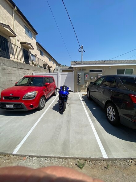 Building Photo - 549 E Tujunga Ave