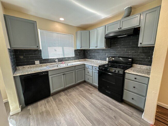 Building Photo - Charming 2-Bedroom Home in North Hollywood!