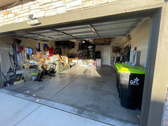 Building Photo - IMMACULATE 4 BED/2.5 BATH CUSTOM BUILT HOME IN SKYLINE RIDGE!