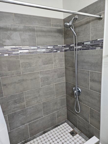 Building Photo - 217 S Alder Dr