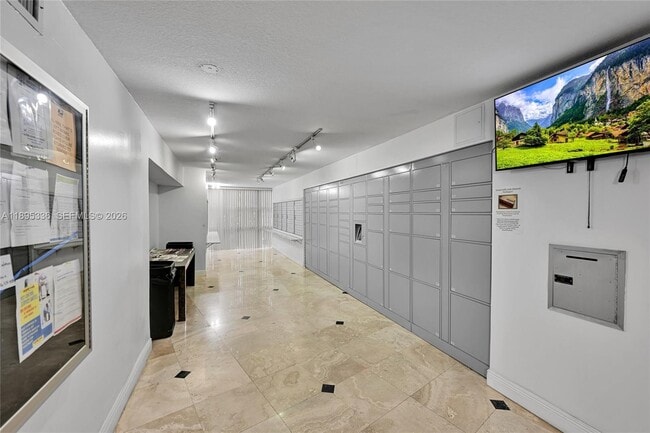 Building Photo - 800 Parkview Dr