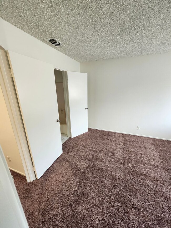 Building Photo - Two-Story condo in Ontario