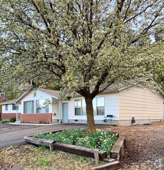 Building Photo - 3.5 Miles   to OIT and Sky Lakes 4 bdrm, 3...