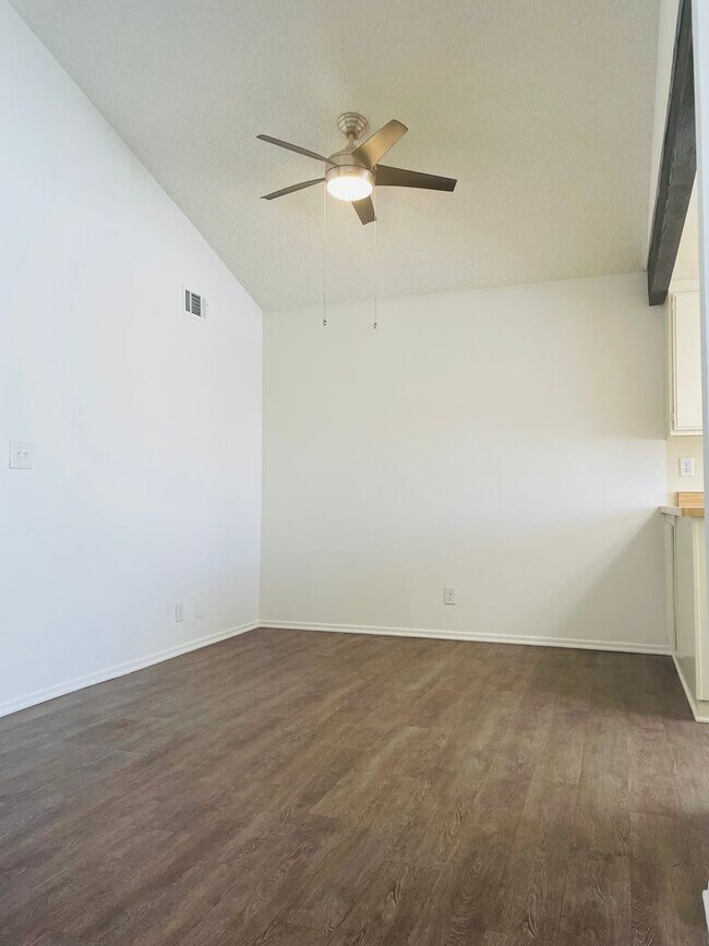 Building Photo - Spacious 2-bedroom, 2-bathroom condo featu...