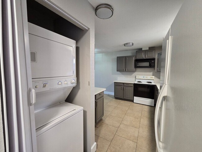 Building Photo - 560 Greenbriar Townhouse Way