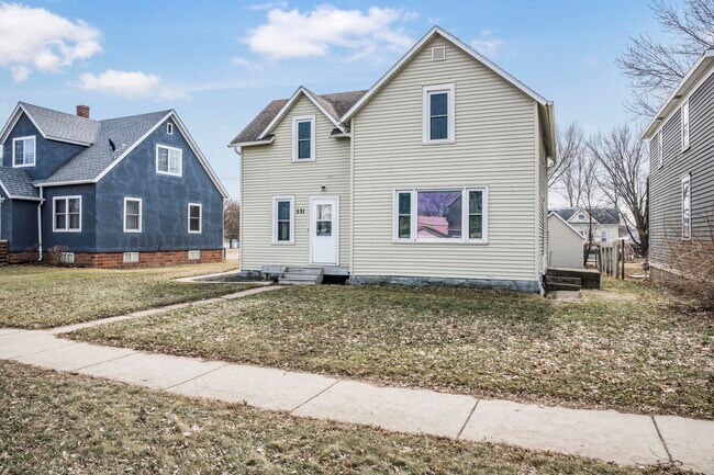 Building Photo - 521 Main St E