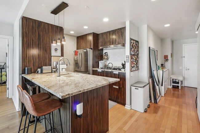 Building Photo - 915 Hudson Park