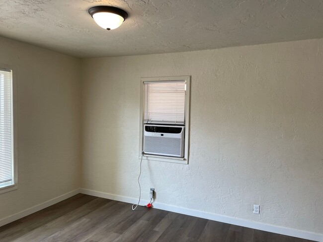Building Photo - Nice 3 bedroom 1 Bath Home-Fully Fenced Ba...
