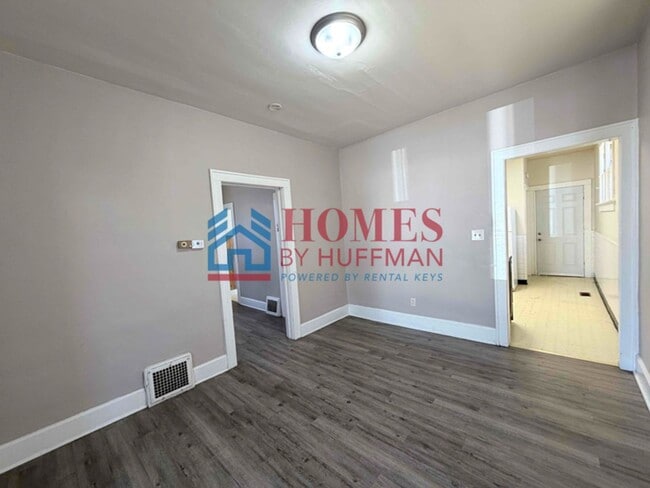 Building Photo - Two Bedroom House | Move in Ready!