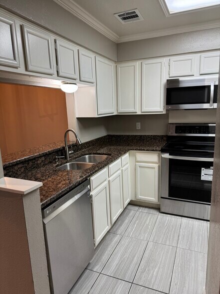 Building Photo - 11839 Parliament St