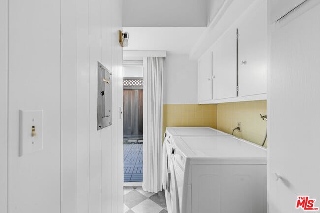 Building Photo - 4040 Grand View Blvd