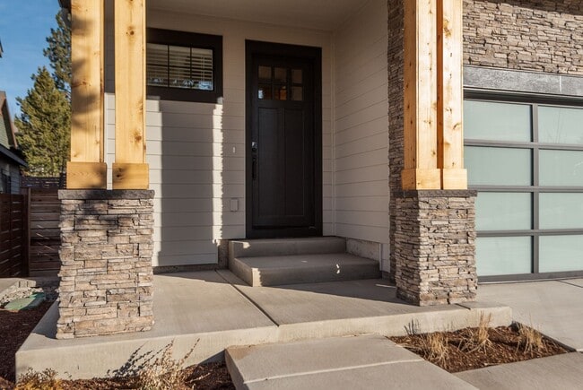 Building Photo - 5 Bdrm 3 bath  Located in the Lodges at Bachelor Village  -  available February 2026