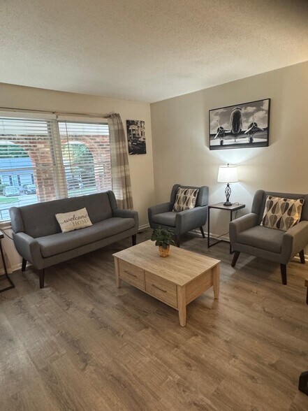 Living room - 2817 Sourwood St