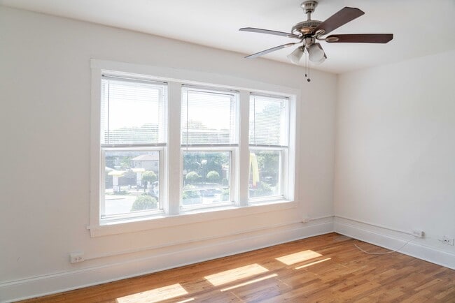 Building Photo - Albany Park - 1 Bed / 1 Bath - Dog Friendly!