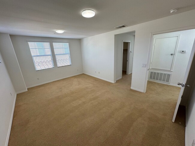 Building Photo - Riverpark Townhome