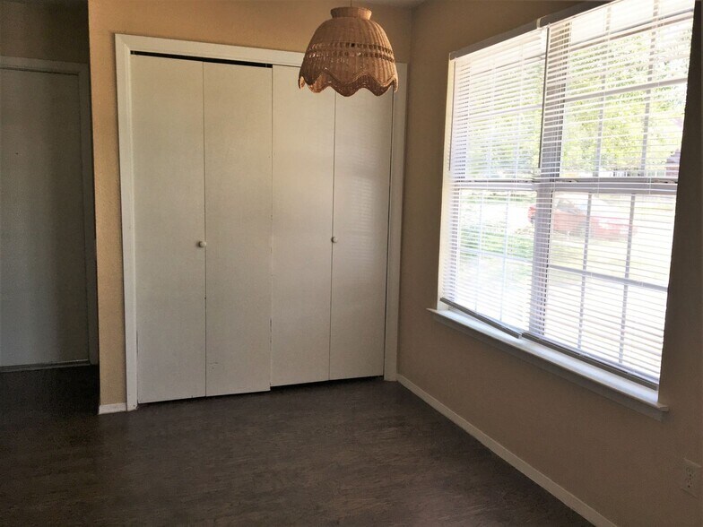 Building Photo - 2107 Dickens Dr