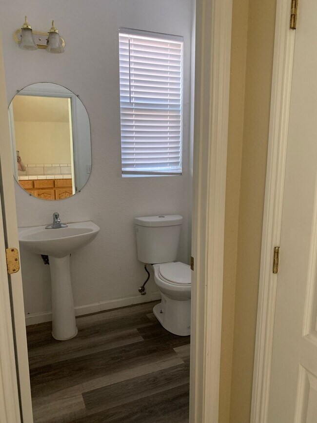 Building Photo - 6 BR 3 BA 2 Story home available in Visalia now