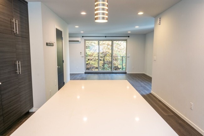 Building Photo - 3Bd/3.5Ba Seattle Townhouse